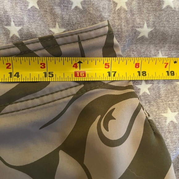 Quiksilver board shorts 10” inseam Hawaiian floral print - khaki green/tan - Picture 10 of 10